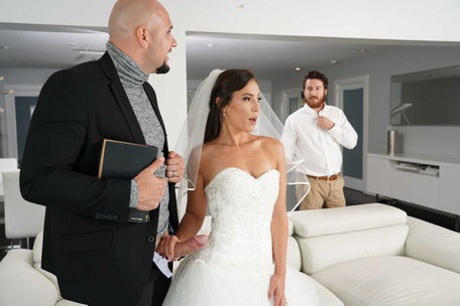 Bootylicious bride Kelsi Monroe screws a handsome officiant on her wedding day