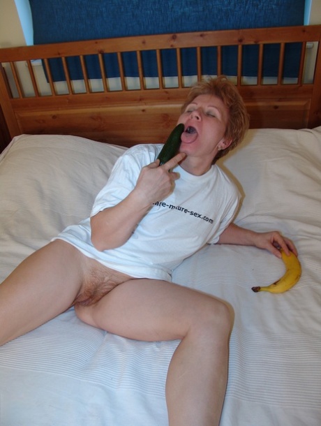 Granny with a big booty Rozalia masturbates with a ripe banana on her bed