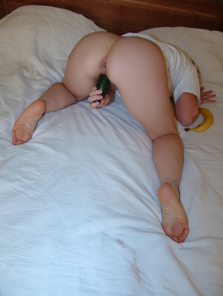 Granny with a big booty Rozalia masturbates with a ripe banana on her bed